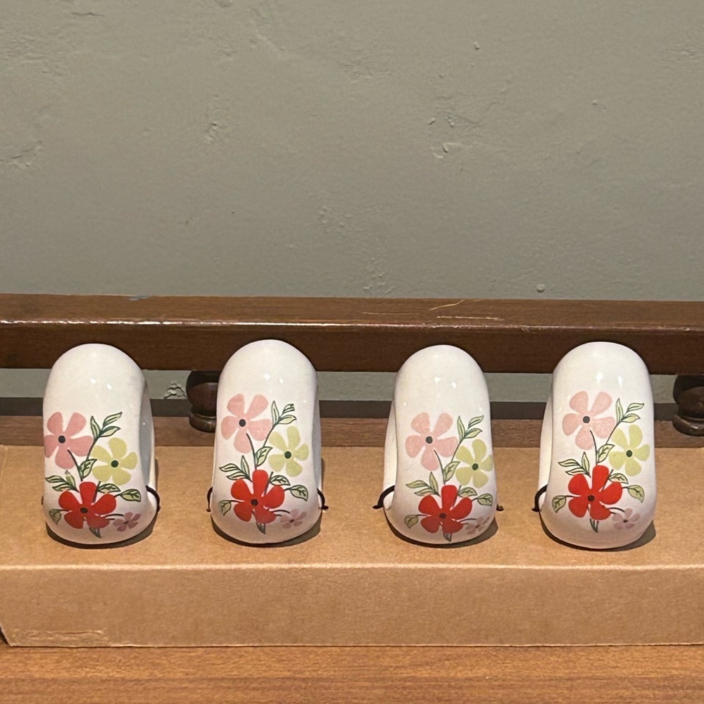 NEW Set Of 4 Ceramic Napkin Rings With Spring Floral Accents Made By Tahari Home